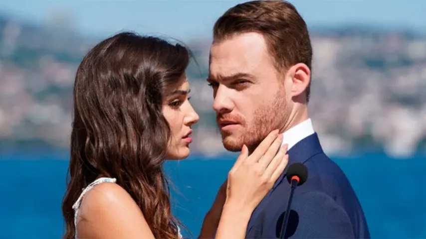 Hande Erel y Kerem Bürsin, actores protagonistas de la exitosa comedia romántica. (Foto: Mediaset)