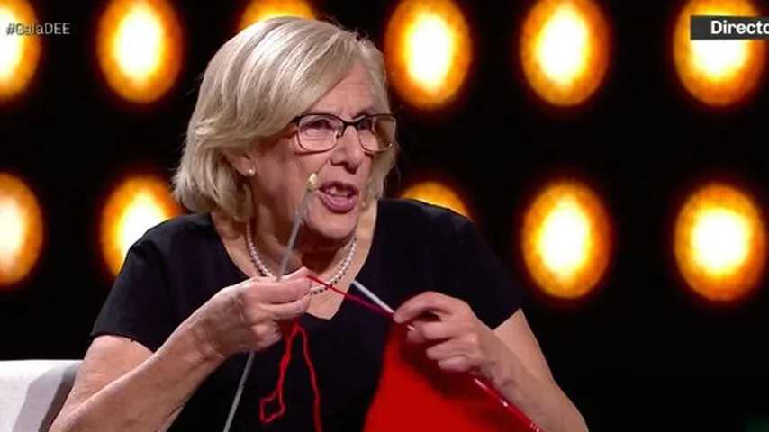 Manuela Carmena no paró de hacer punto durante la gala. (Foto: La Sexta)