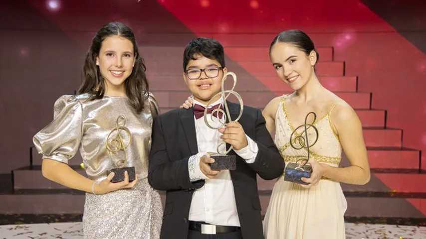 Jesús Gabriel, el ganador, con las finalistas Ana y Adriana.  (Foto: RTVE)