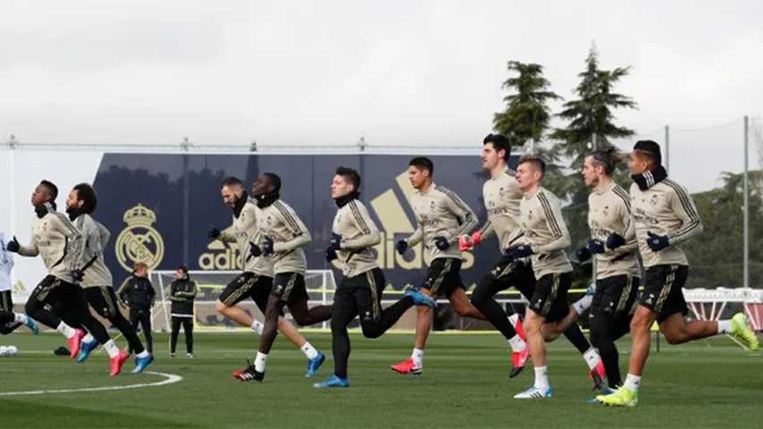 Entrenamiento de los de Zidane antes de viajar a Zaragoza. (Foto: Twitter/@RealMadrid)