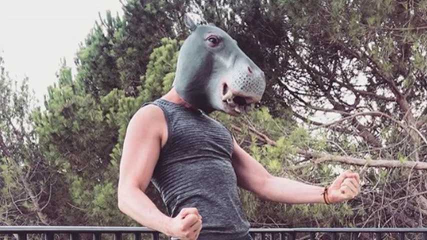 Dani Rovira y su foto disfrazado con una cabeza de burro publicada en redes. (Foto: Instagram)