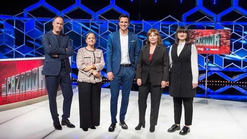 Ion Aramendi con los cazadores del nuevo concurso. (Foto: RTVE)