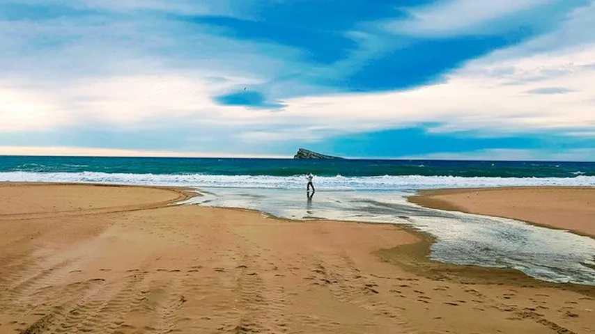 La playa de Benidorm desierta. (Foto de Harry Fabel en Pixabay)