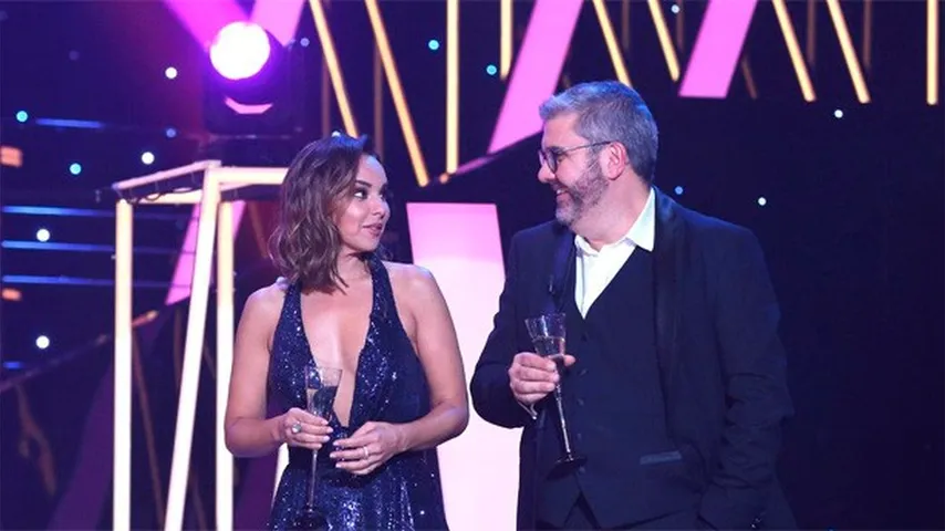 Chenoa y Florentino Fernández conducen el programa de Nochevieja. (Foto: RTVE)