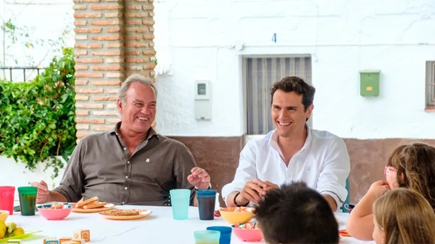 Los niños también entrevistan a Albert Rivera. (Foto: Telecinco)