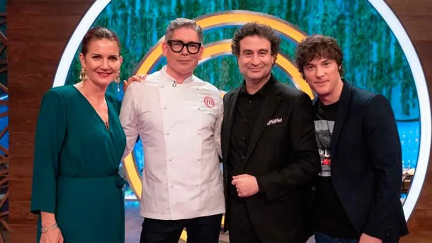 Boris Izaguirre con el jurado de MasterChef. (Foto: RTVE)