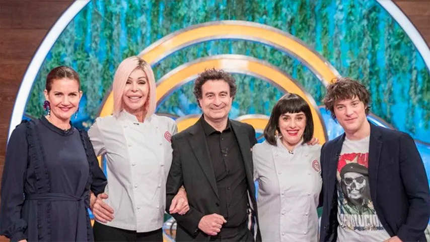 Bibiana Fernández y Anabel Alonso junto al jurado de MasterChef. (Foto: RTVE)