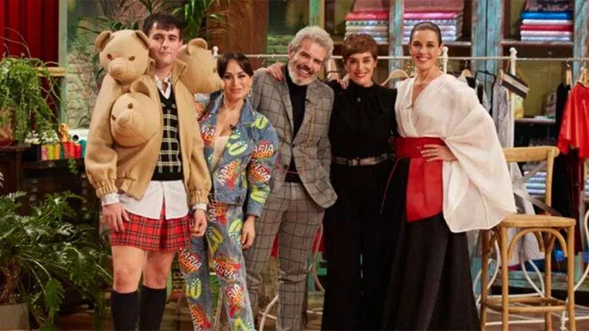 Bibiana Fernández y Anabel Alonso junto al jurado de Maestros de la Costura. (Foto: RTVE)