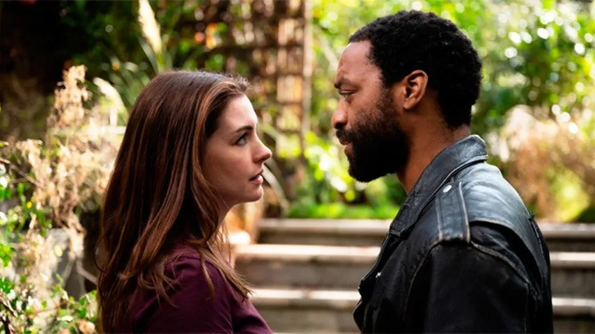 Confinados está protagonizada por Anne Hathaway y Chiwetel Ejiofor. (Foto: HBO)