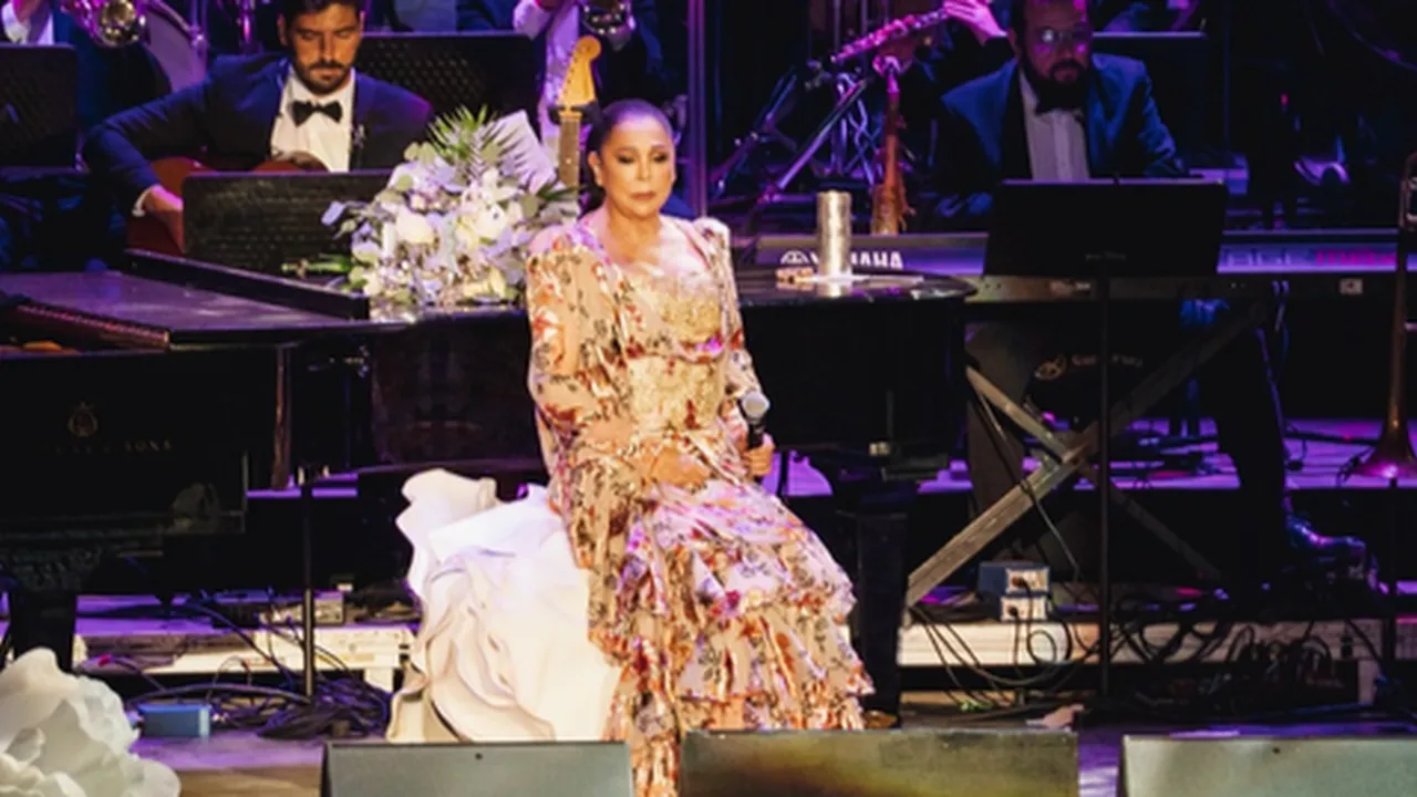 Isabel Pantoja en concierto, mostrando su elegancia sobre el escenario.