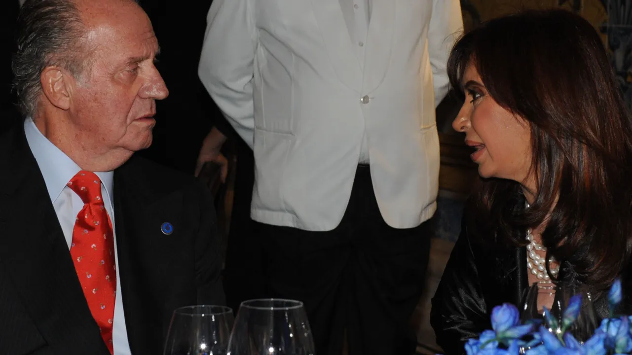 El Rey Juan Carlos I conversa con la presidenta Cristina Kirchner.