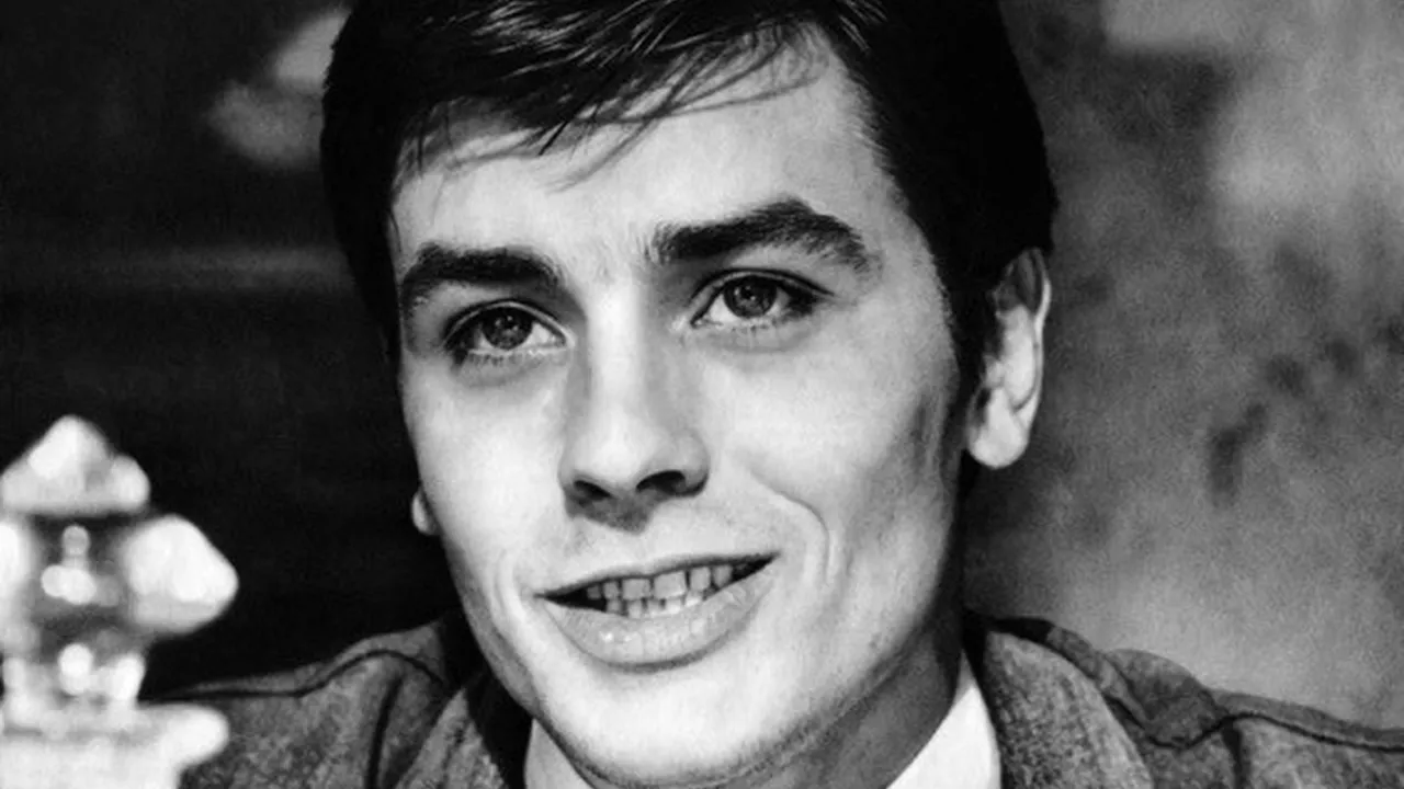 Alain Delon en su juventud, símbolo del cine francés y europeo.