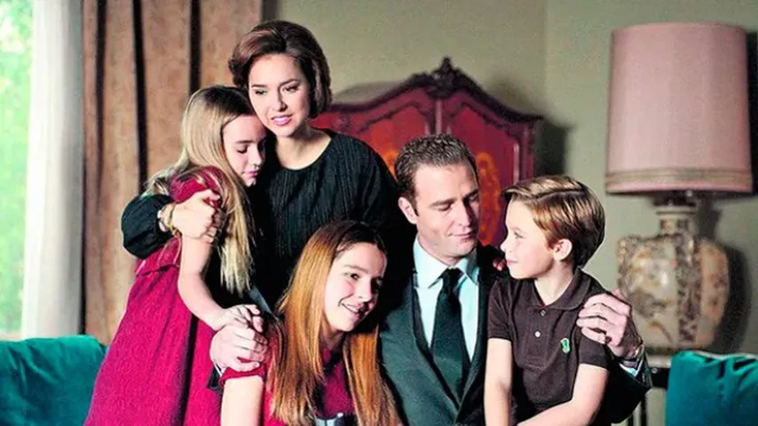 La familia real de la serie rodada en 2014 con dirección de Norberto López Amado. (Foto: Telecinco)