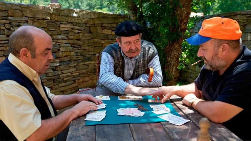 Macarena reta al de Peñafría a una partida de mus. (Foto: Mediaset)