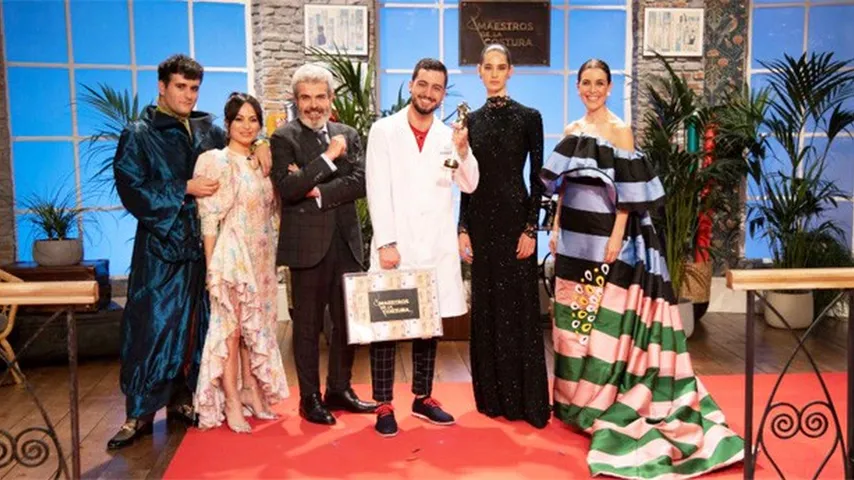 África lució el espectacular traje negro diseñado y confeccionado por Joshua. (Foto: RTVE)