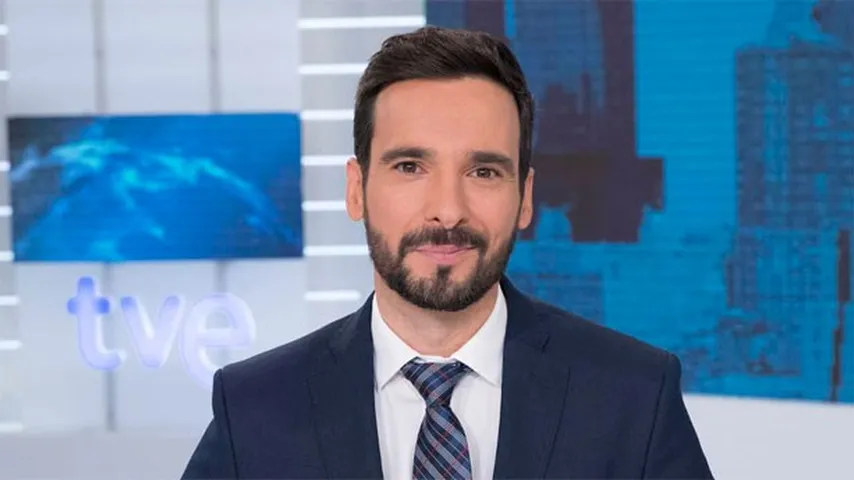 Lluís Guilera, actual editor y presentador, junto a Lara Siscar, de los Telediarios fin de semana. (Foto: RTVE)