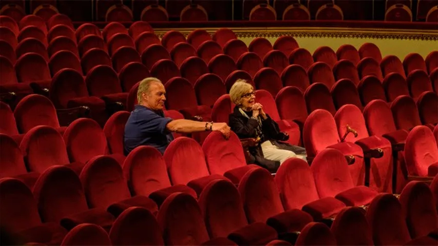 Bertín sorprende a Concha en el teatro con La Chica ye-yé. (Foto: Telecinco)