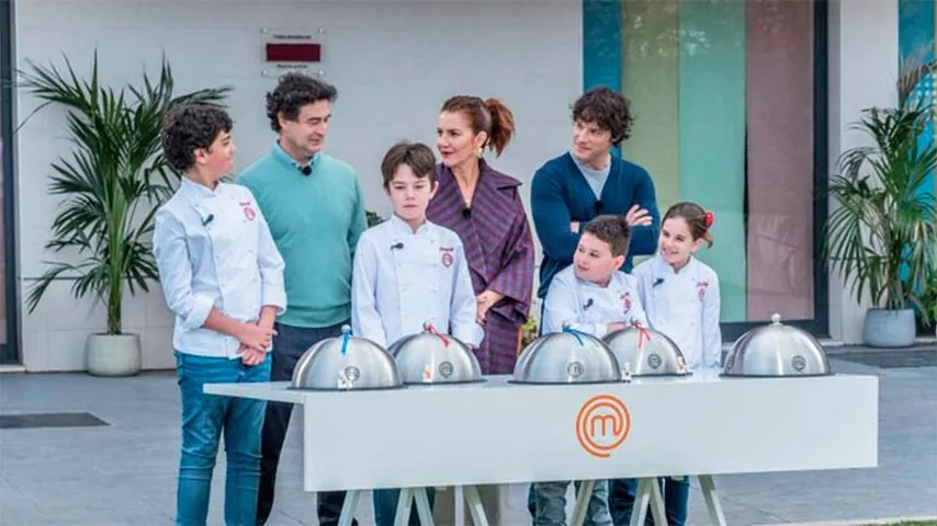 Cocina solidaria en MasterChef con la ayuda de los juniors. (Foto: RTVE)