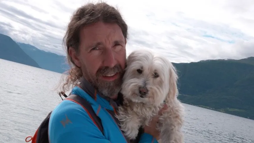 Juan, viajero nato siempre acompañado de su perro Migas. (Foto: RTVE)