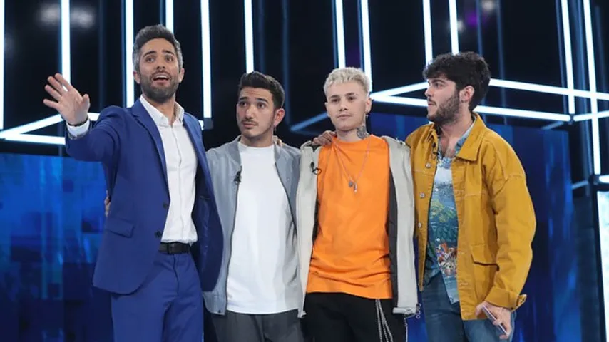 Los tres nominados, Bruno, Hugo y Rafa, con Roberto Leal. (Foto: RTVE)