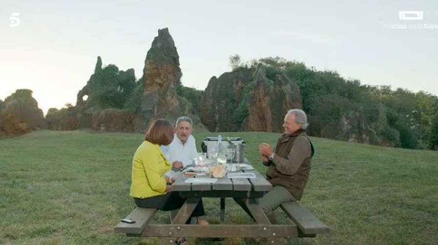 Bertín Osborne con Miguel Ángel Revilla y su mujer. (Foto: Telecinco)