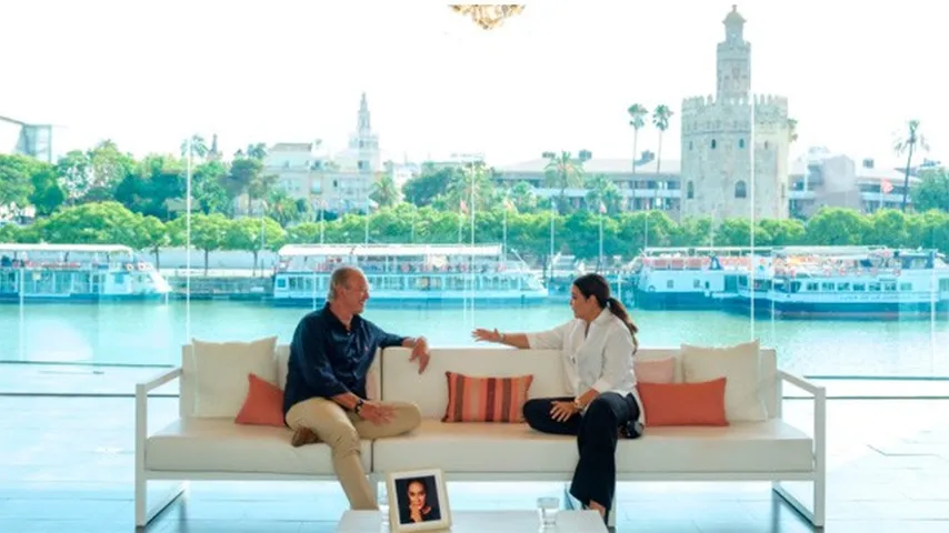 Vicky con Martín frenta a la Torre del Oro en Sevilla. (Foto: Telecinco)