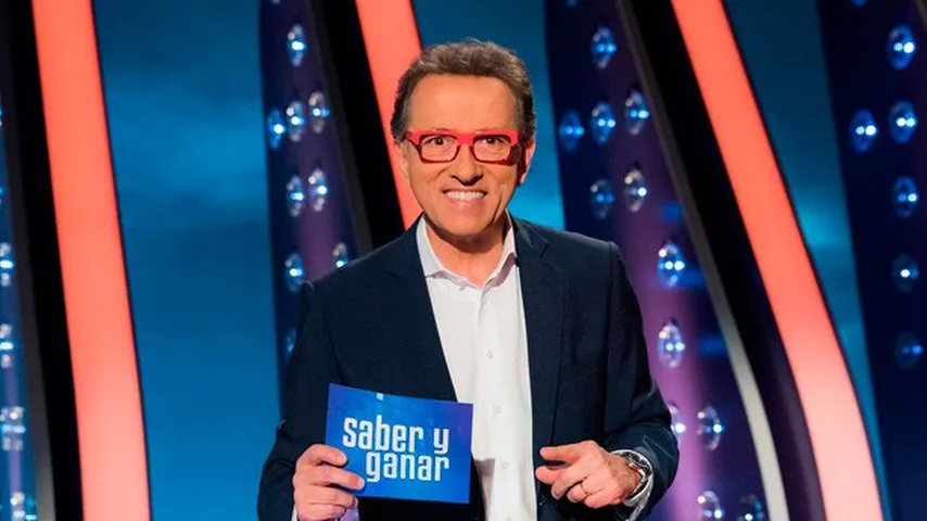 Jordi Hurtado, junto aJuan José Cardenal y Pilar Vázquez, presentan Saber y Ganar. (Foto: RTVE)