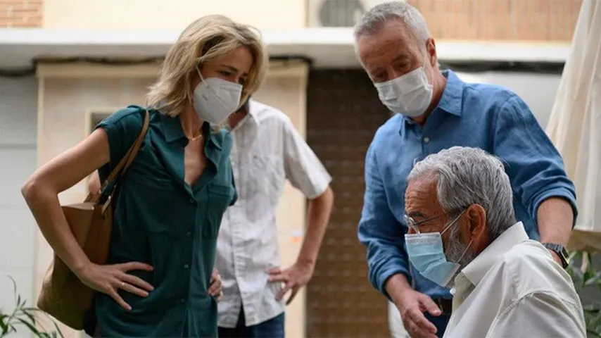 María (Silvia Abascal) y Carlitos (Carlos Hipólito) con Antonio (Imanol Arias). (Foto: Irene Meritxell/RTVE)